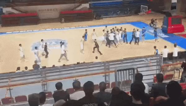 全国比赛，群殴！篮球U21山东高速男篮对辽宁男篮的比赛，因为篮下一个防守动作太大