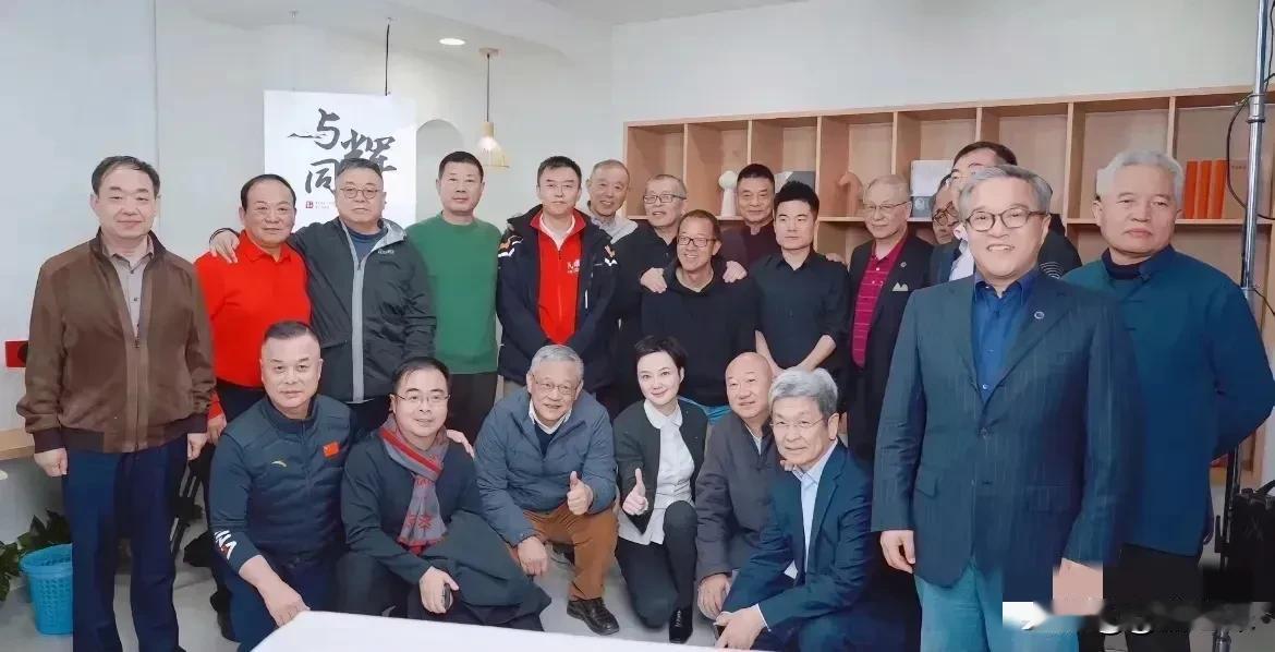 我相信，这些老家伙不是来看董宇辉的，他们也不相信直播带货能强国富民，他们只是俞敏