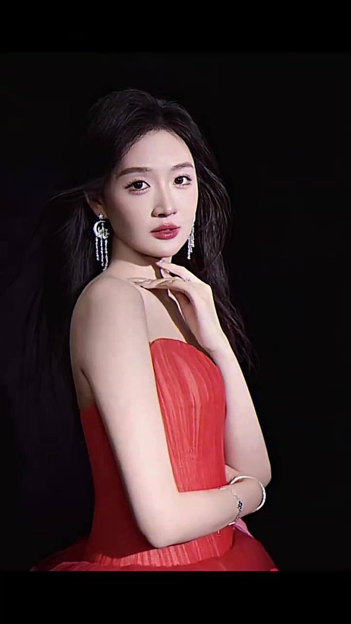 朱松玮发视频，晒出了自己的婆娘，并配文说：天灵灵，地灵灵，我的婆娘乖得像李冰冰！