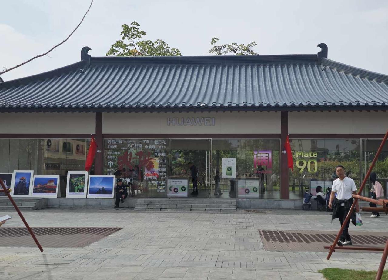 体验华为Mate90
线下打卡华为Mate90，外观简约高级，手感轻薄，拍照通信