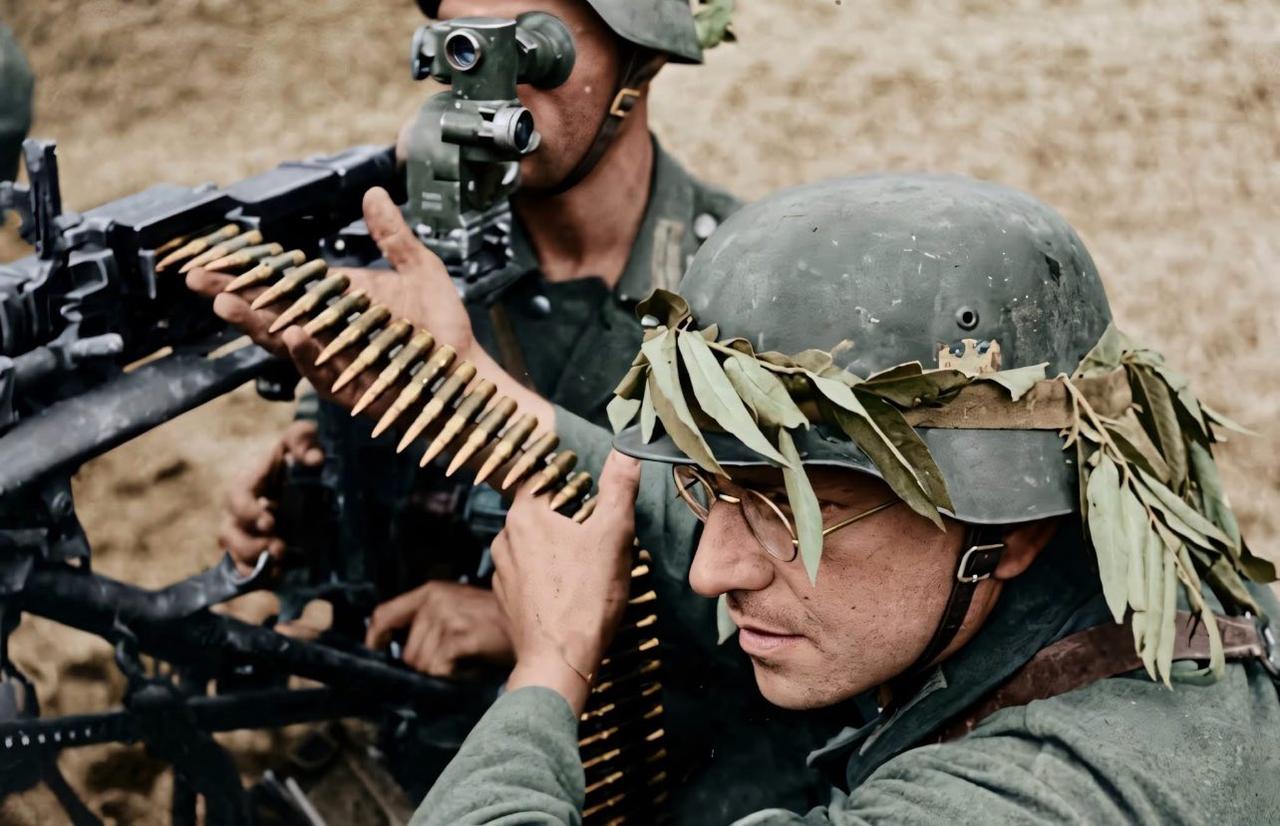 一支德国国防军（Wehrmacht）MG 34机枪班正在架设三脚架，并安装瞄准镜
