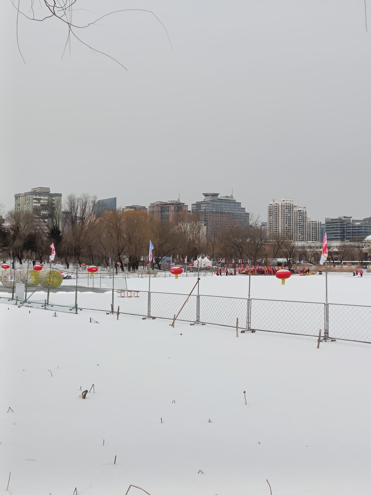 晒图笔记大赛昨晚上下了一场雪，今早晨朝阳公园冰雪嘉年华场地披上一地白雪