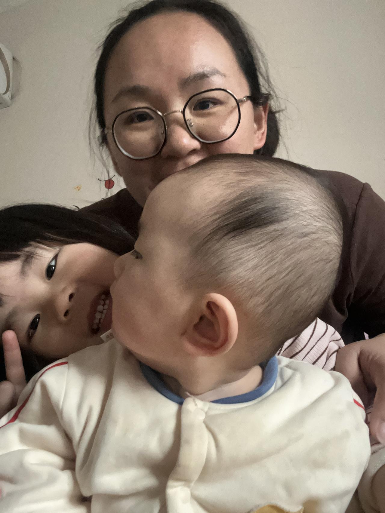 以后就不能每天拍合照了，为了你们妈妈会妥协很多，但是不变的是妈妈永远爱你们，我会