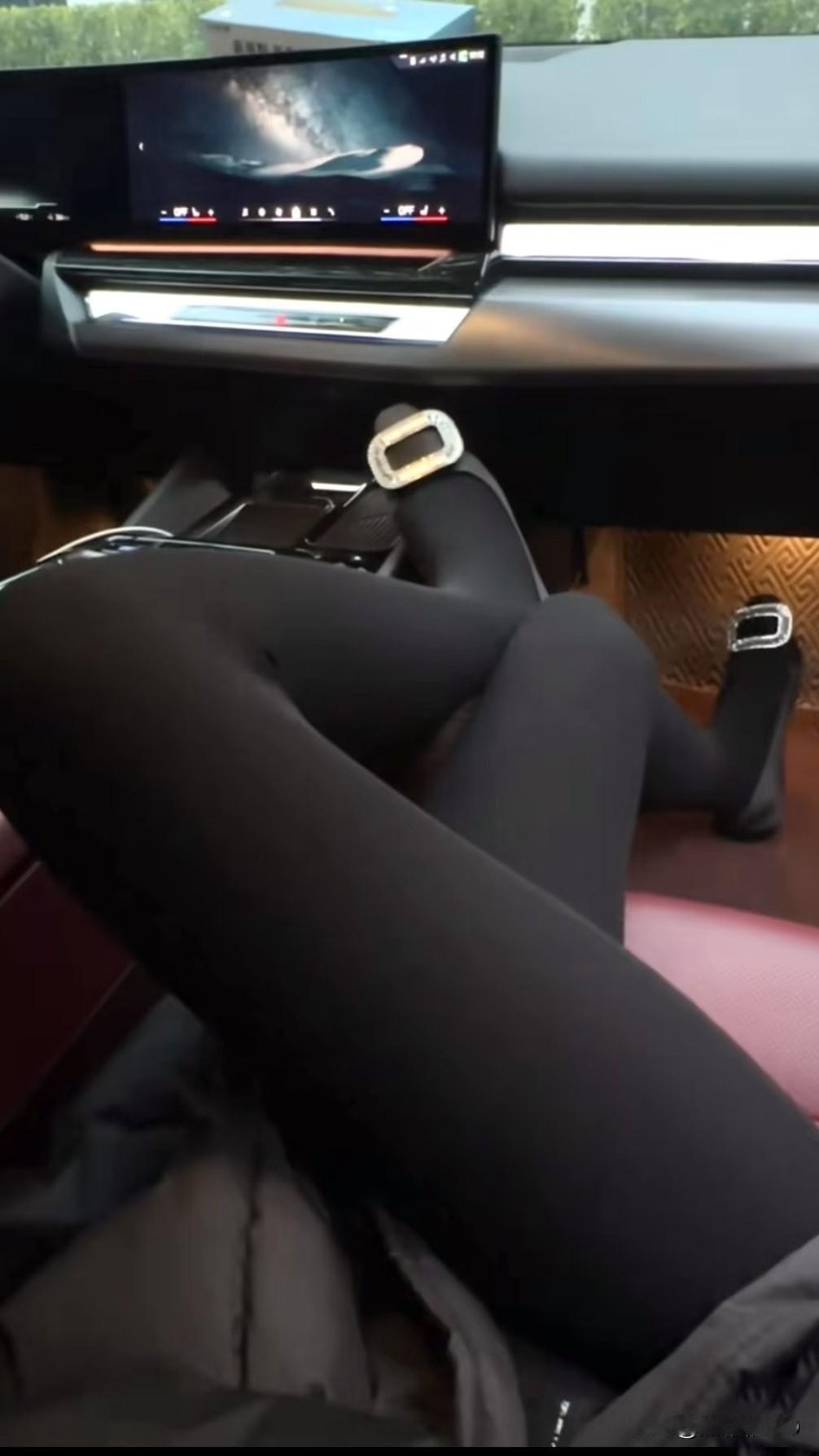 陪练乌龙记

今晚陪小吴练电车，全家桶+鸡翅当燃料，一晃到九点。

我下车才五分