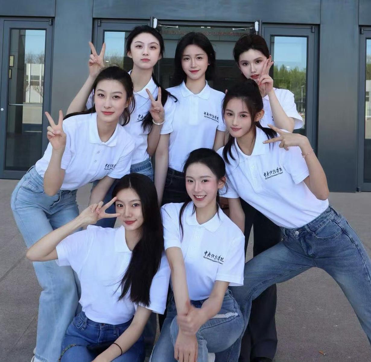 青春的模样，是并肩的我们，是同款的白polo衫，是镜头前毫无掩饰的笑。和一群闪闪