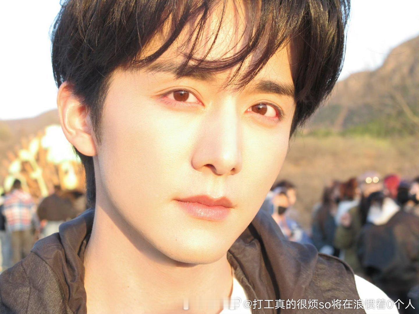 美颜得妈不认也很不自然的男zr脸 