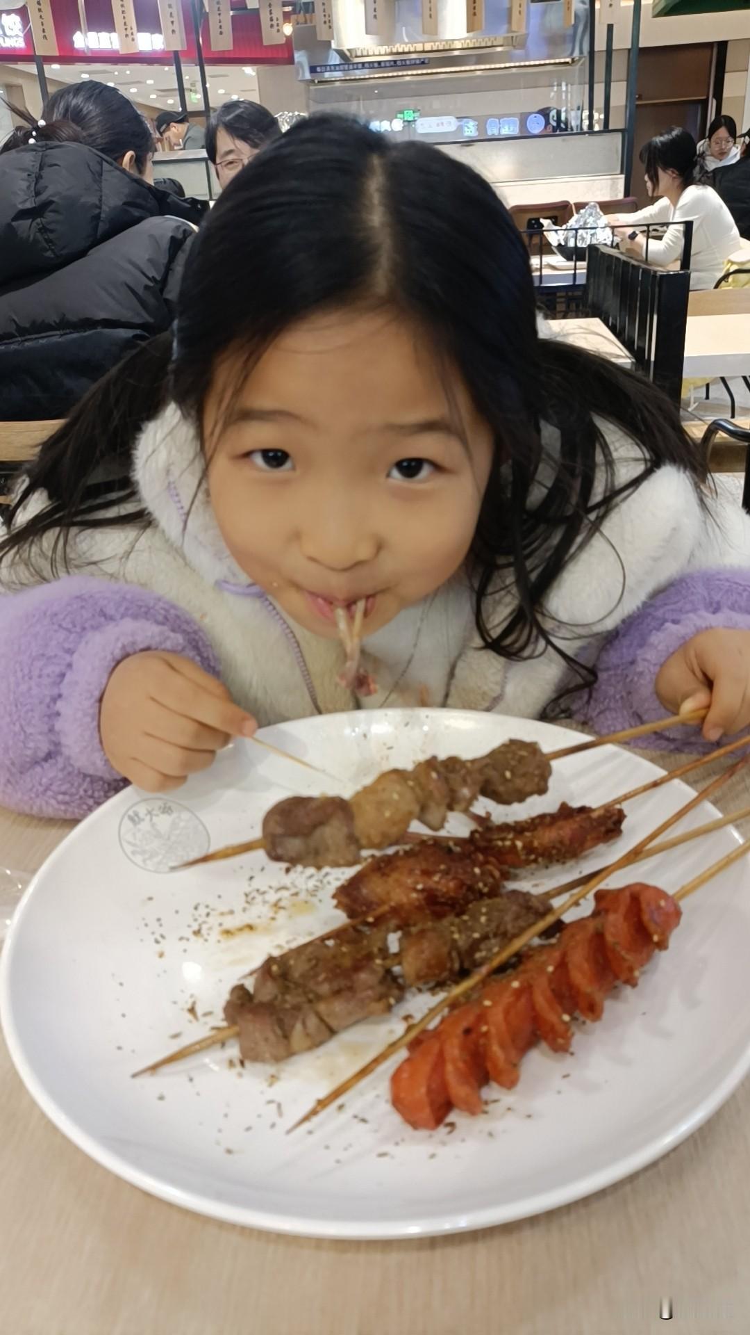 嘴里叼着鸡翅骨，
要多可爱就有多可爱！
哈哈哈哈哈哈！
[爱慕][爱慕][爱慕]