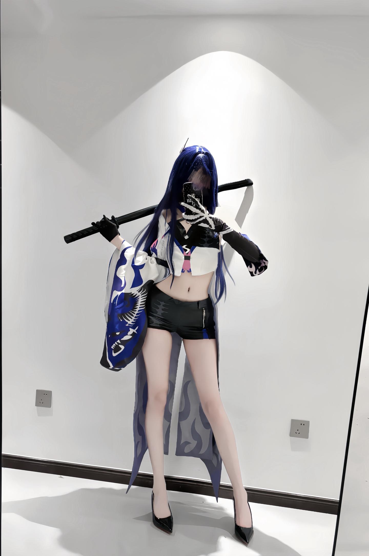 拔剑四顾心茫然。