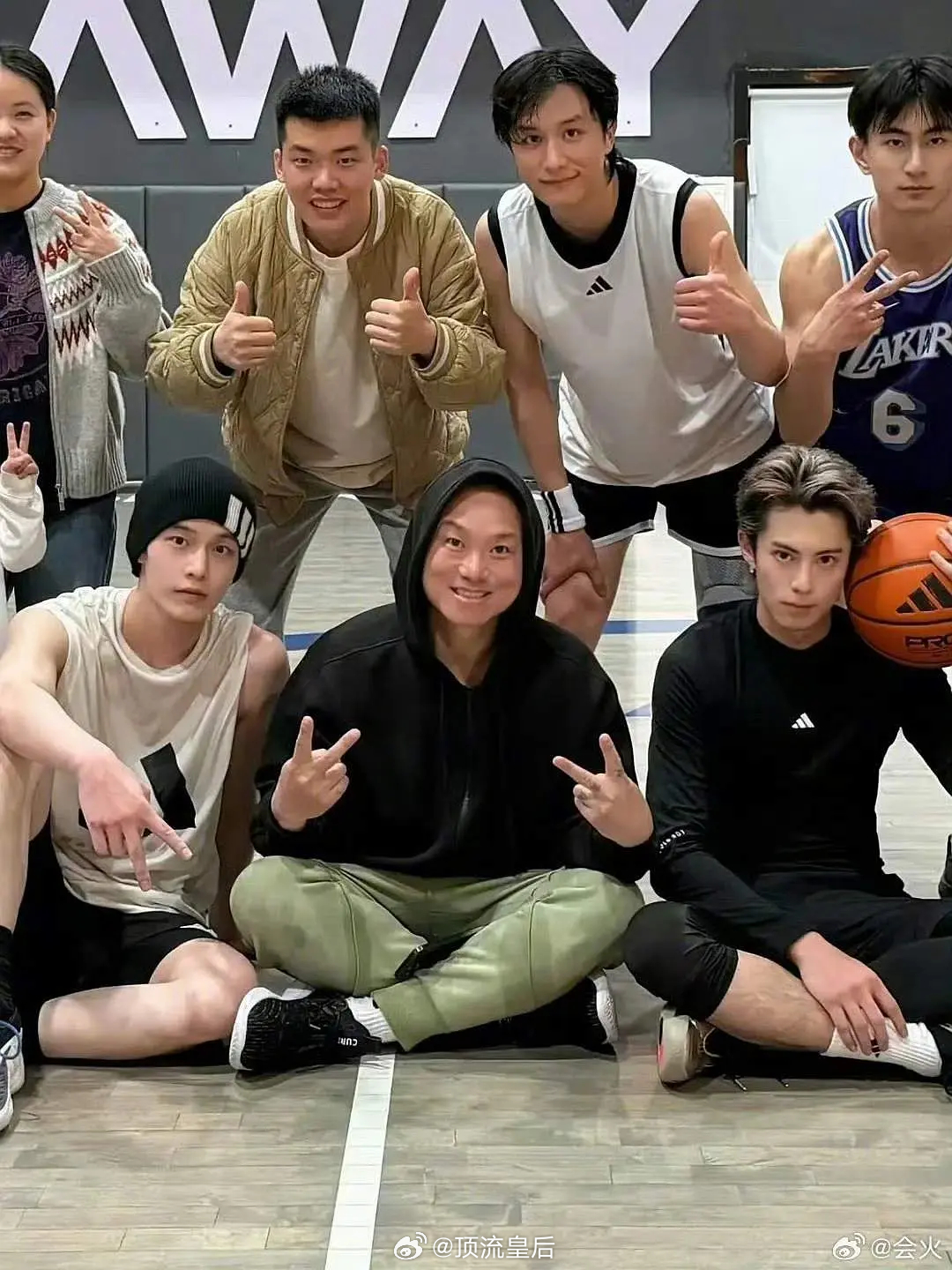 来看王鹤棣 何与两位帅哥合照呀 