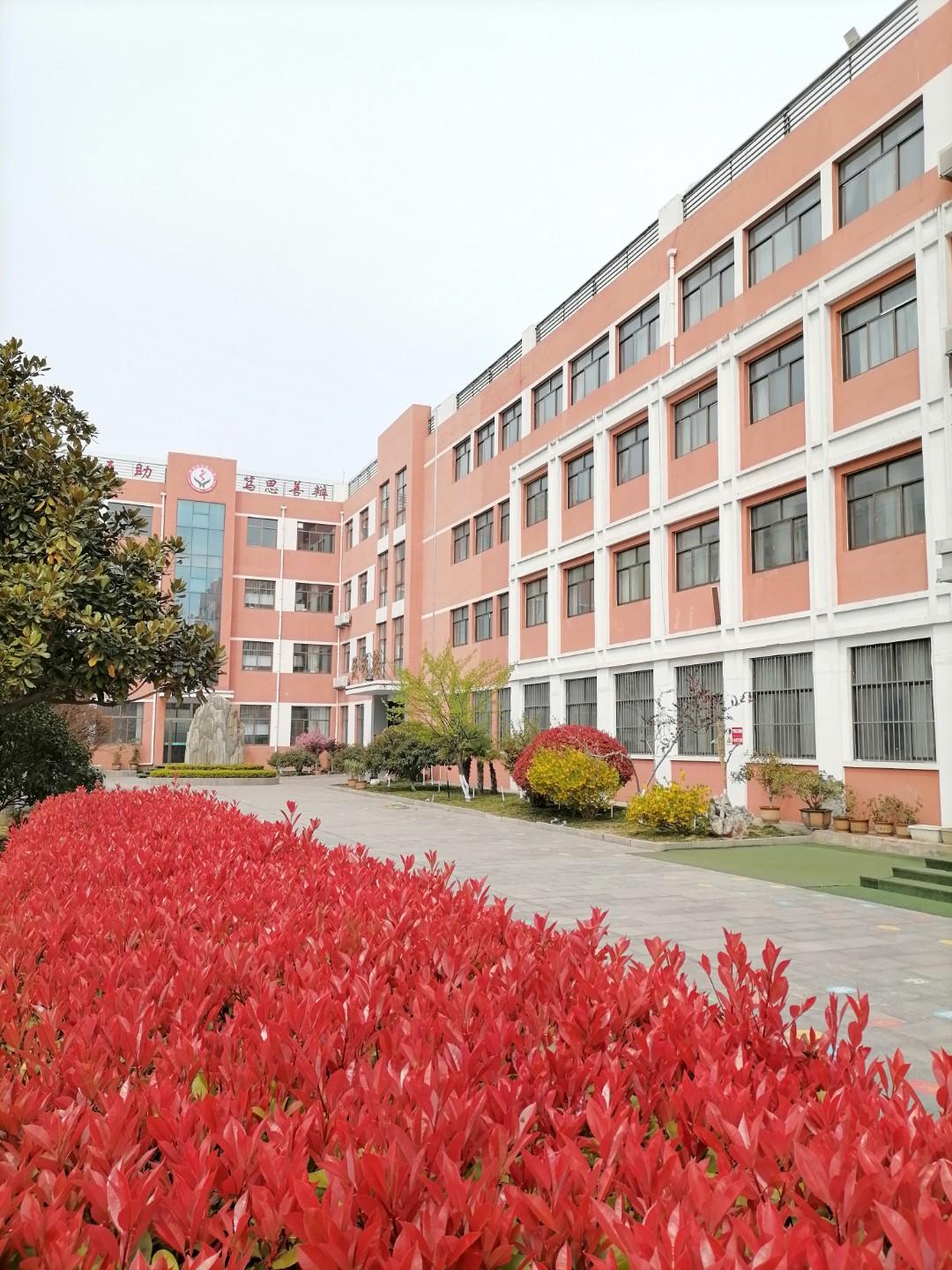 小王老师说：那天丢人丢大了。

丁老师是小王的小学班主任，那时候丁老师刚参加工作