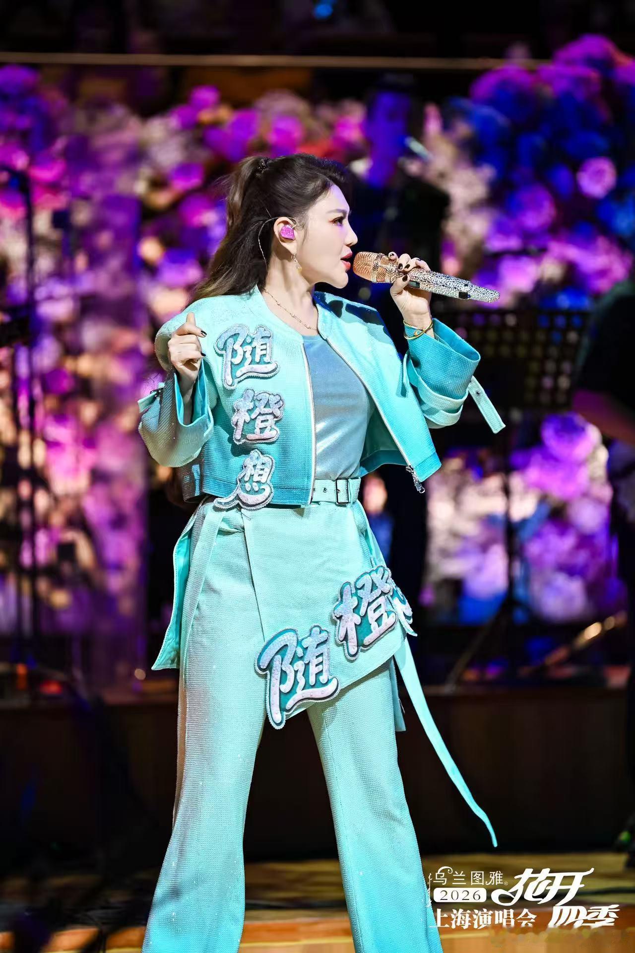 乌兰图雅花开四季演唱会🌟燃情唱响上海之夜，乌兰图雅花开四季演唱会，浓郁民族风舞