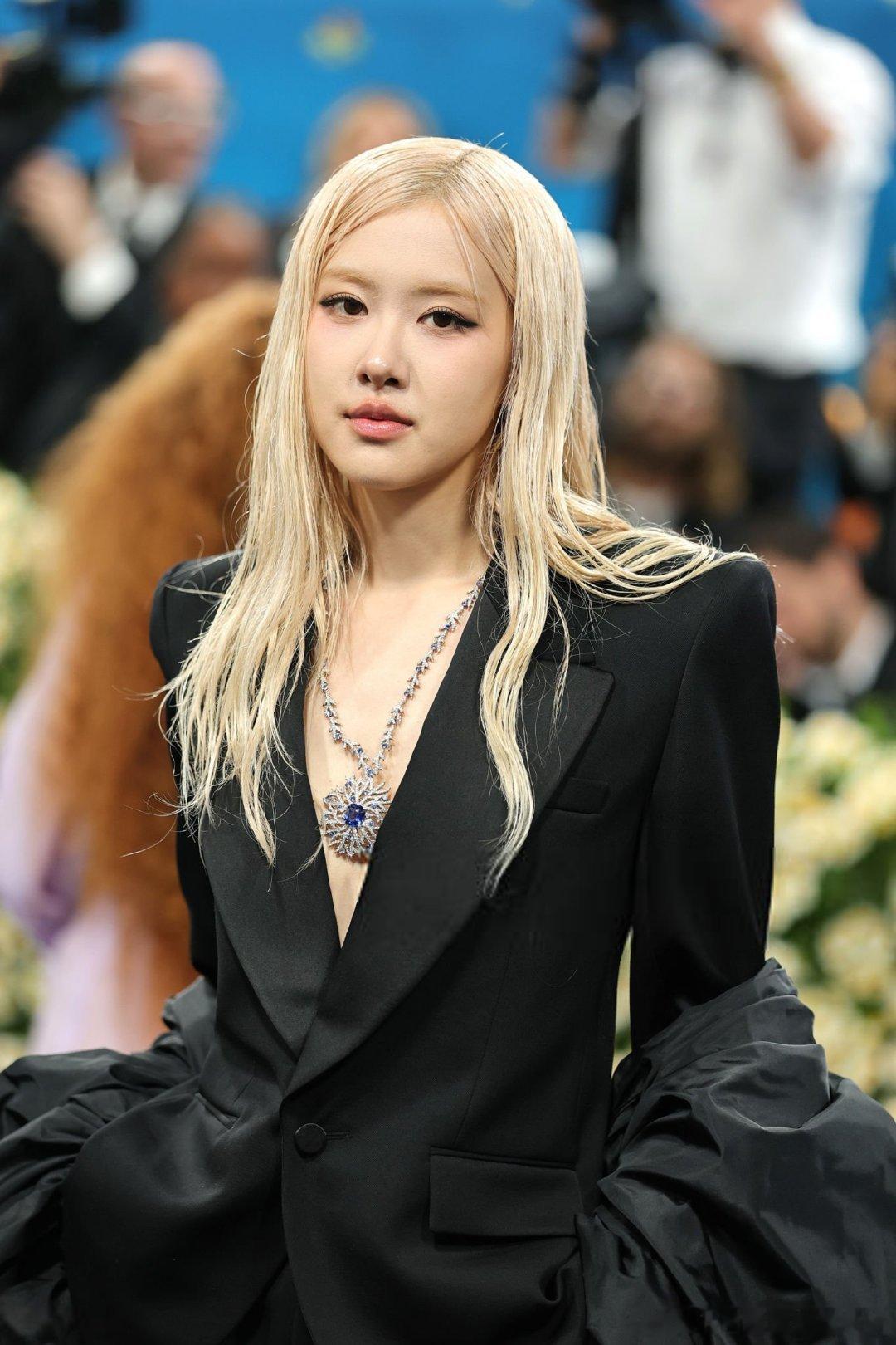 朴彩英登上2025Met Gala红毯，金发➕深v西装朴彩英出席Met Gala