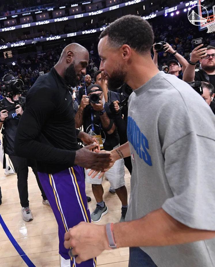 勇士再次晒出库里和詹姆斯握手照：篮球运动的两个伟大人物！今日NBA常规赛，湖人1