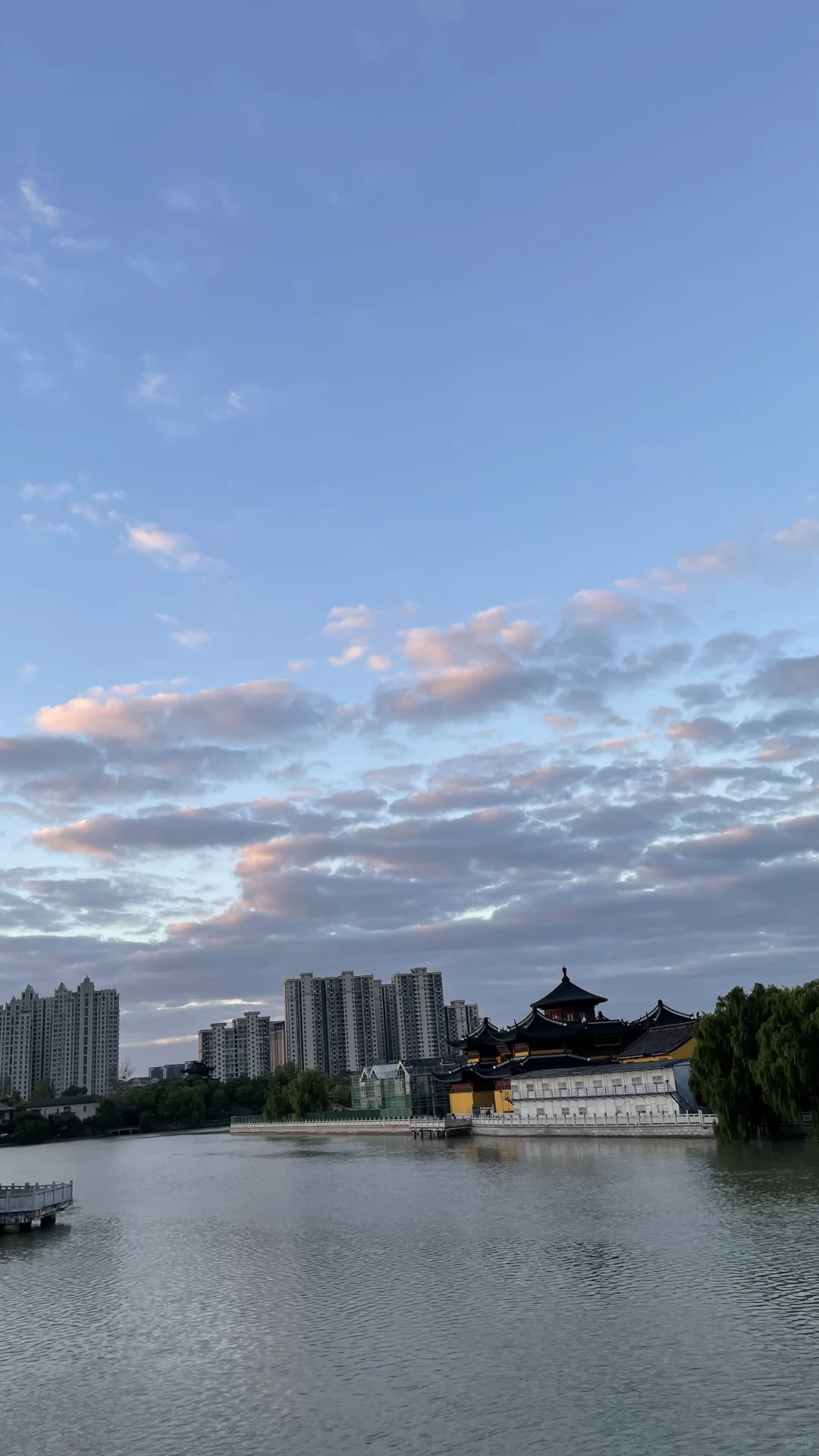 周五早餐清汤面，蛋黄馅桑叶糯米团子。早上的天空很漂亮。