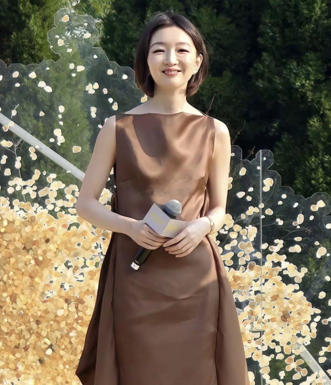 内娱比较干净的女明星了，出道多年，光顾着拍戏拿影后了，没什么绯闻，私生活纯洁。 