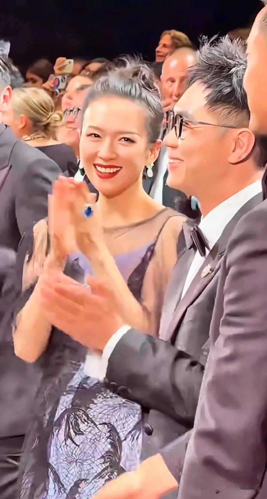 演员​章子怡亮相戛纳电影节，眼神还是那么的自信放光明！

感觉章子怡的笑每一次都