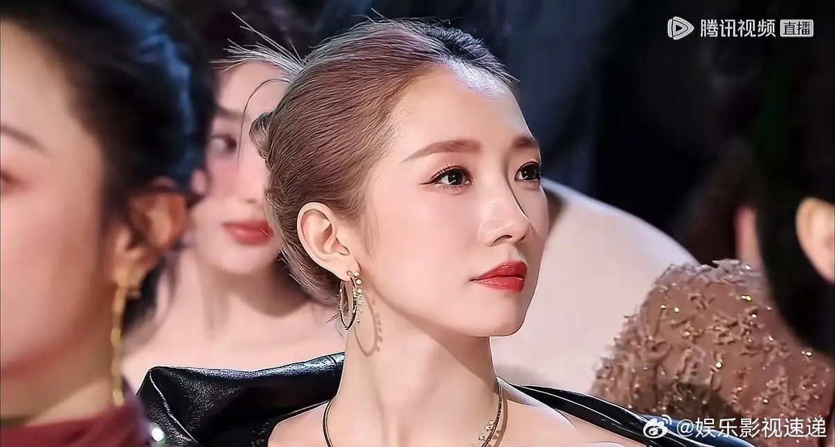 孟美岐可以称得上，杜华也救不回来的女明星。2021年塌房后，本来是乐华一姐资源很