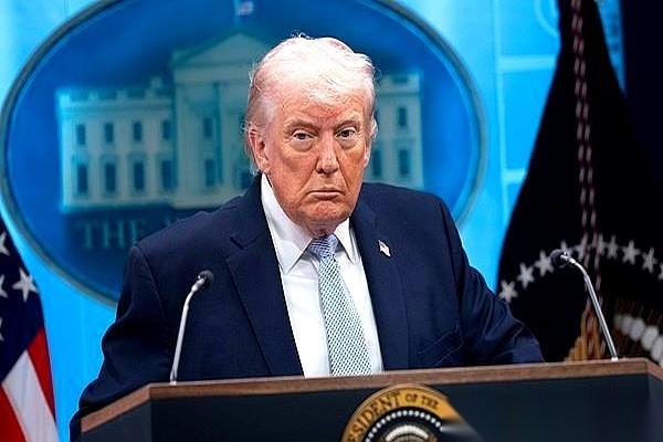 特朗普聊到伊朗，全场记者都竖起了耳朵，等着一个明确的信号。
结果他身体往后一靠，