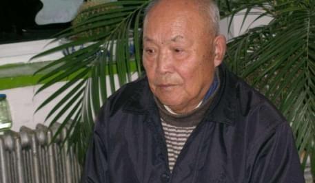 1986年，一位湖南的农民，独自前往北京，他怀着激动的心情想要见见老战友，看到警
