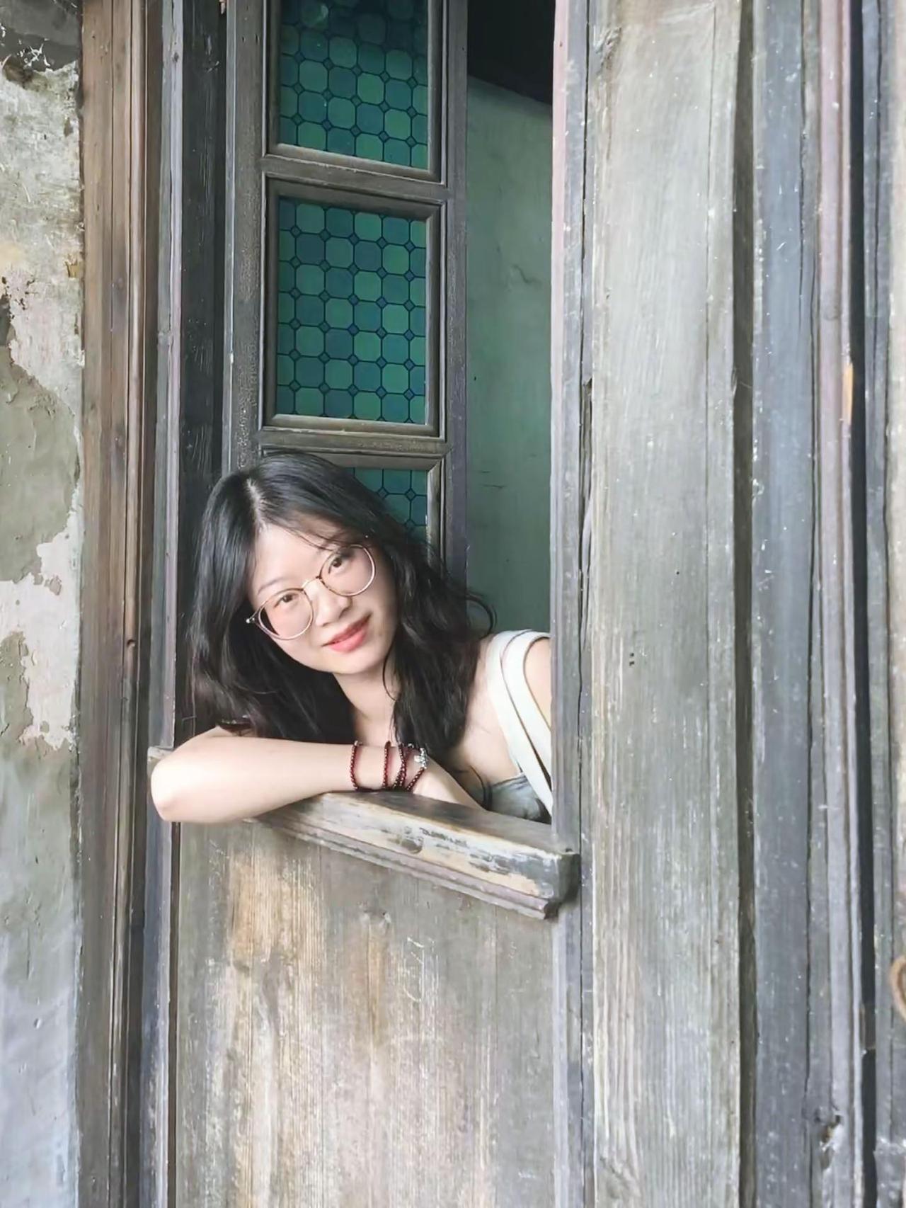 把自己嵌进旧时光里，看木窗映着岁月，风也变得温柔。我的夏日ootd 随性穿搭 古