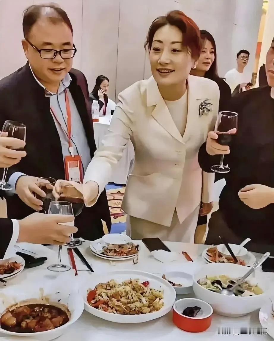 明星的饭局，氛围甚是热闹，众人互相敬酒。然而，桌上的菜品和普通人聚餐似乎并无差异