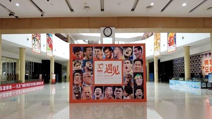 三十年。
就这么一张照片，啪，一下就给拍脸上了。
还是那些人，还是那个站位。
但