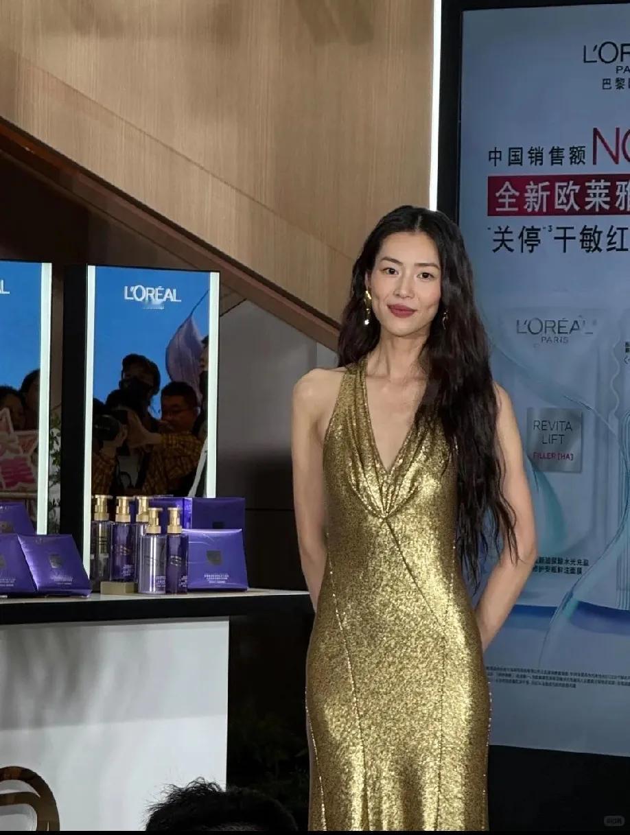 刘雯现身活动，金色长裙造型美出圈！
 
最近，大表姐刘雯出席某活动的造型，狠狠惊