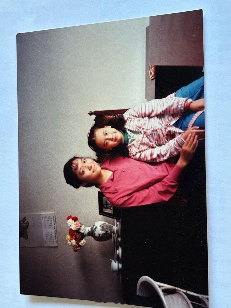 图片分享：1981年我女儿赴美前和姑姑合影。 