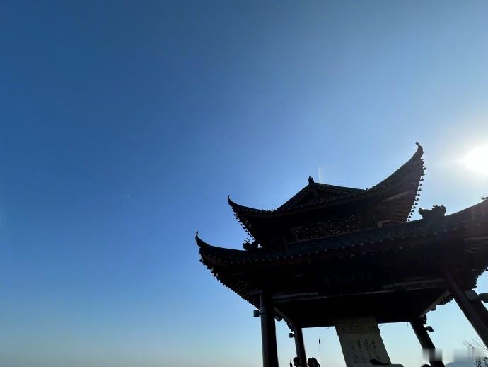 张钧甯到杭州就爬财神庙了  见者发财！！这个真是不得不接 我接接接 狂接！谢谢姐