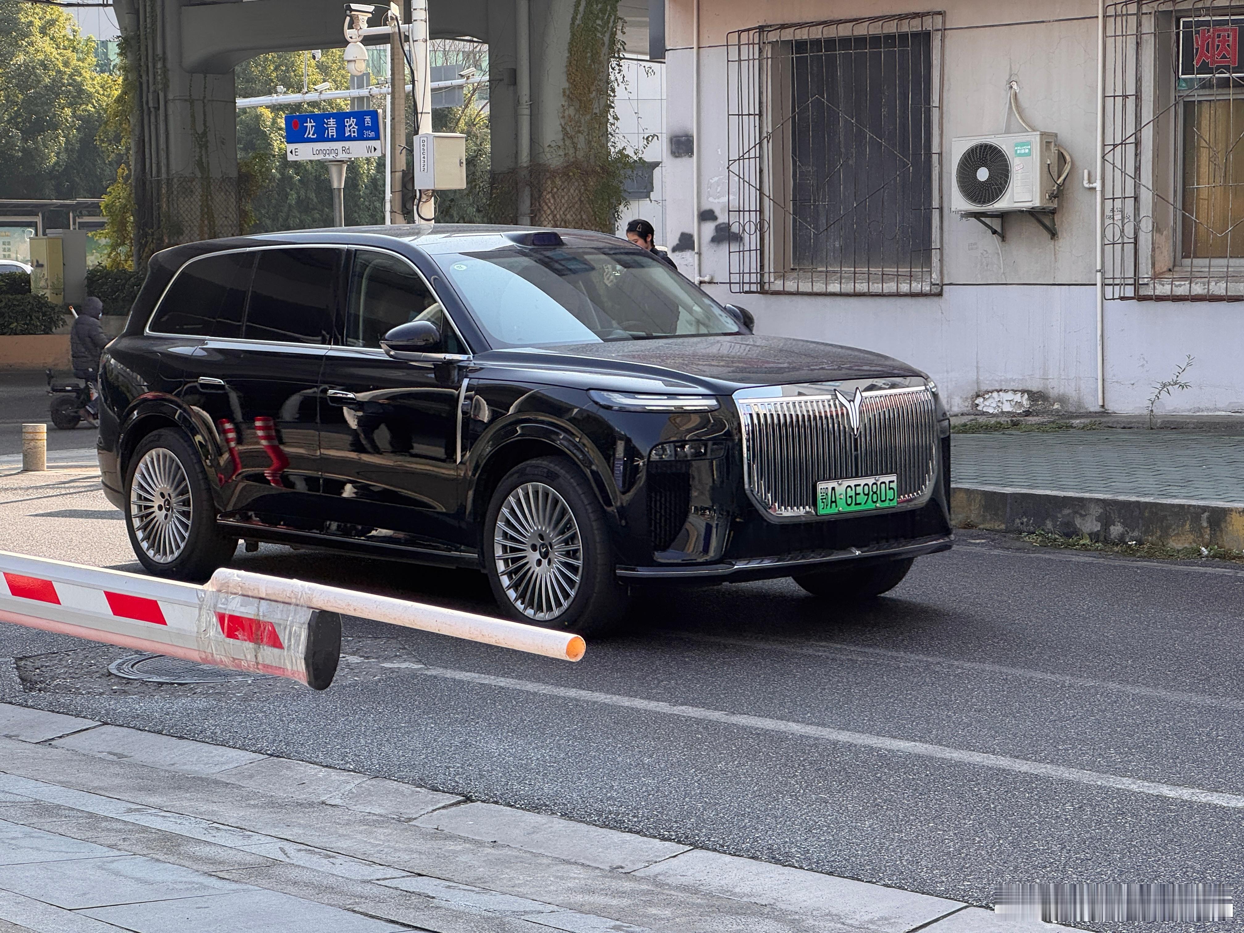 陪老乡买个车本来两个车指导价差3万的但是其中一个车本身尺寸小半码还是一个燃油车，