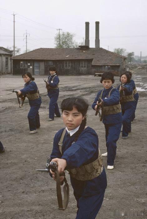 1976年，在河北省的某个训练场上，一群英姿飒爽的女民兵正投入地进行着严格的军事