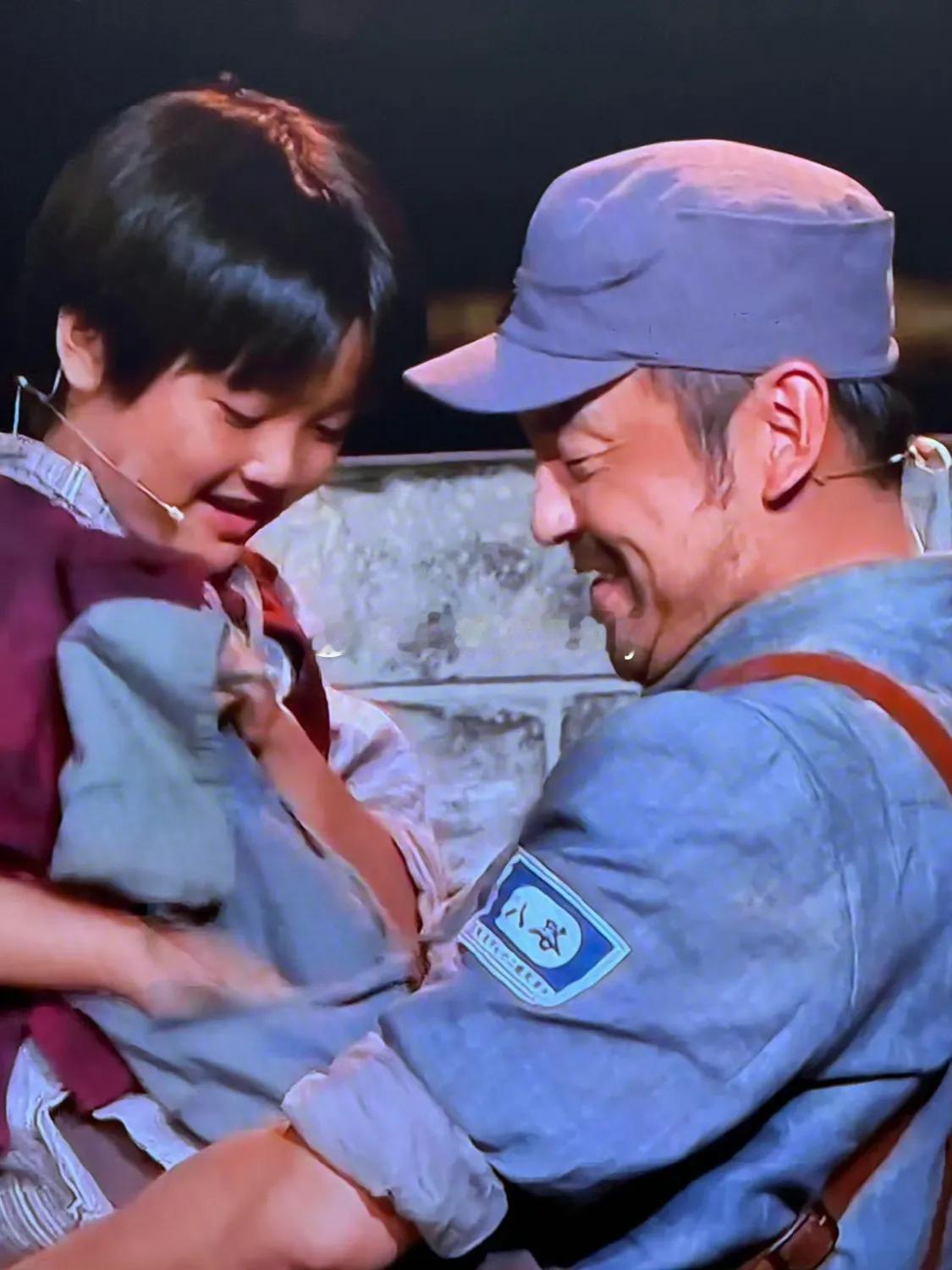 观看演出时正沉浸其中，忽然认出舞台/屏幕里的雷佳音和小栋哲，两位熟人同框瞬间拉近