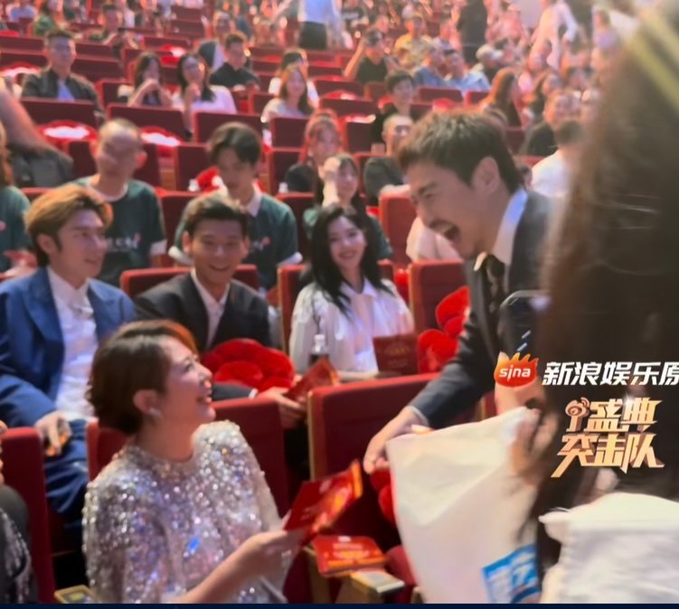 沈腾蒋奇明发传单沈腾蒋奇明发传单宣传新电影 沈腾蒋奇明发传单宣传新电影 