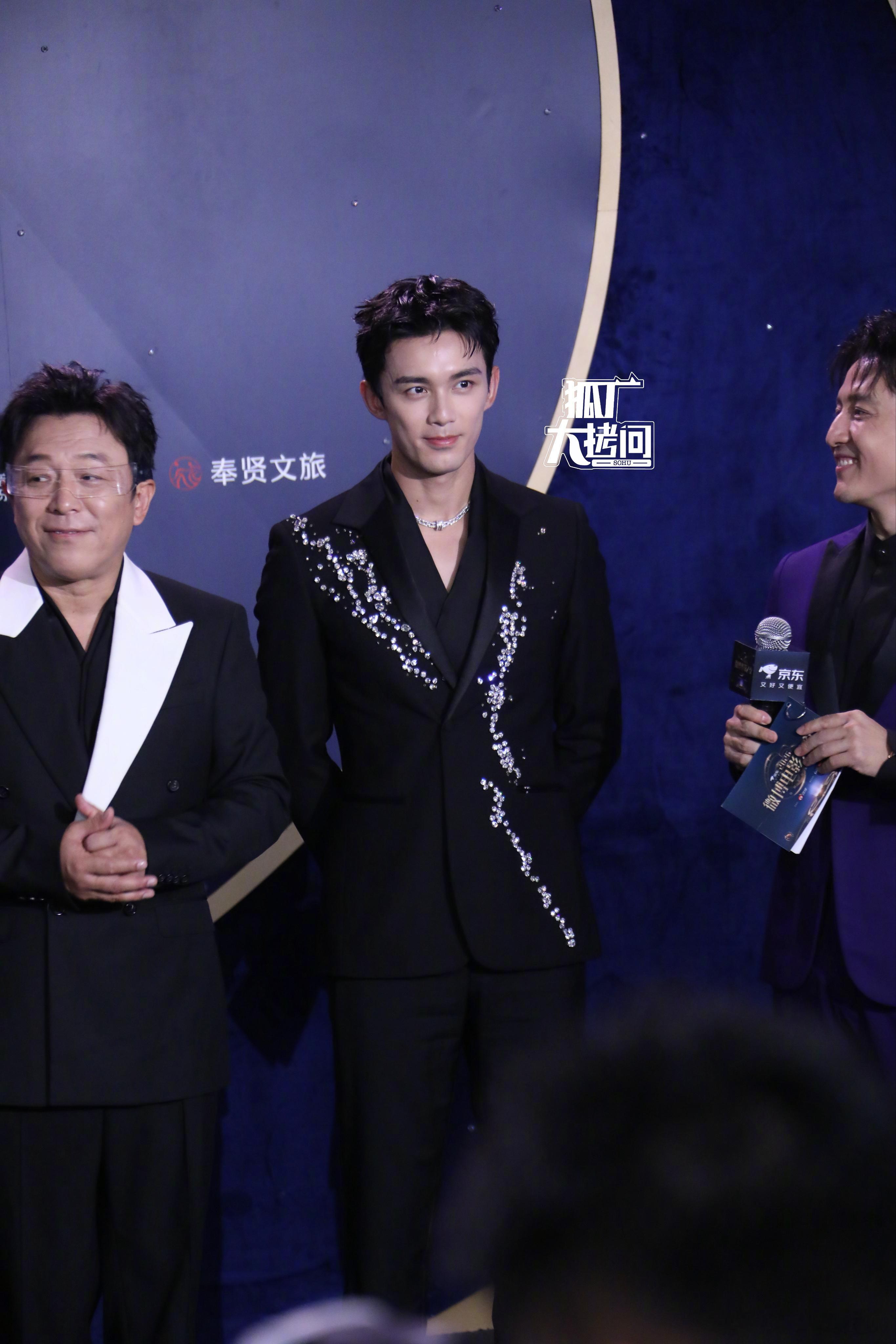 吴磊出席微博电影之夜红毯，携电影新作《群星闪耀时》亮相。造型来自高定品牌Peet