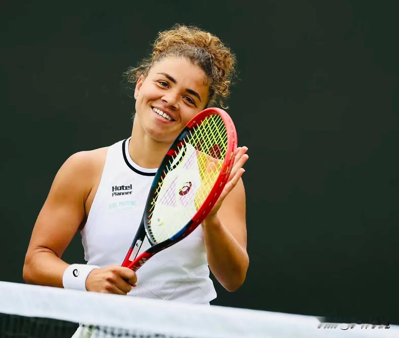 意大利小钢炮鲍里妮顺利晋级温网女单决赛，她与克罗地亚老将维基奇大战三盘，以 2-