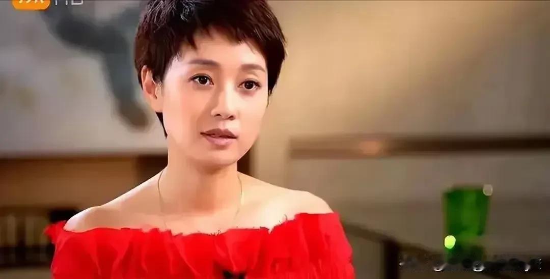 黄晓明以前意气风发，现在胡子拉碴。不管是男性还是女性，遇见不适的婚姻，都得脱层皮