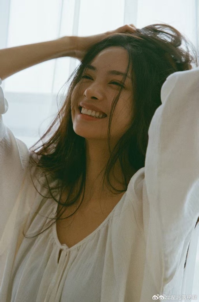 娱乐圈还有我不认识的人张艺上韩系氛围感绝了，一出场就自带女团光芒，舞台表现力太让