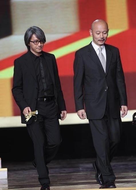 2009年，周星驰与葛优出席第13届中国电影华表奖，两人一起走上台颁奖时的画面。