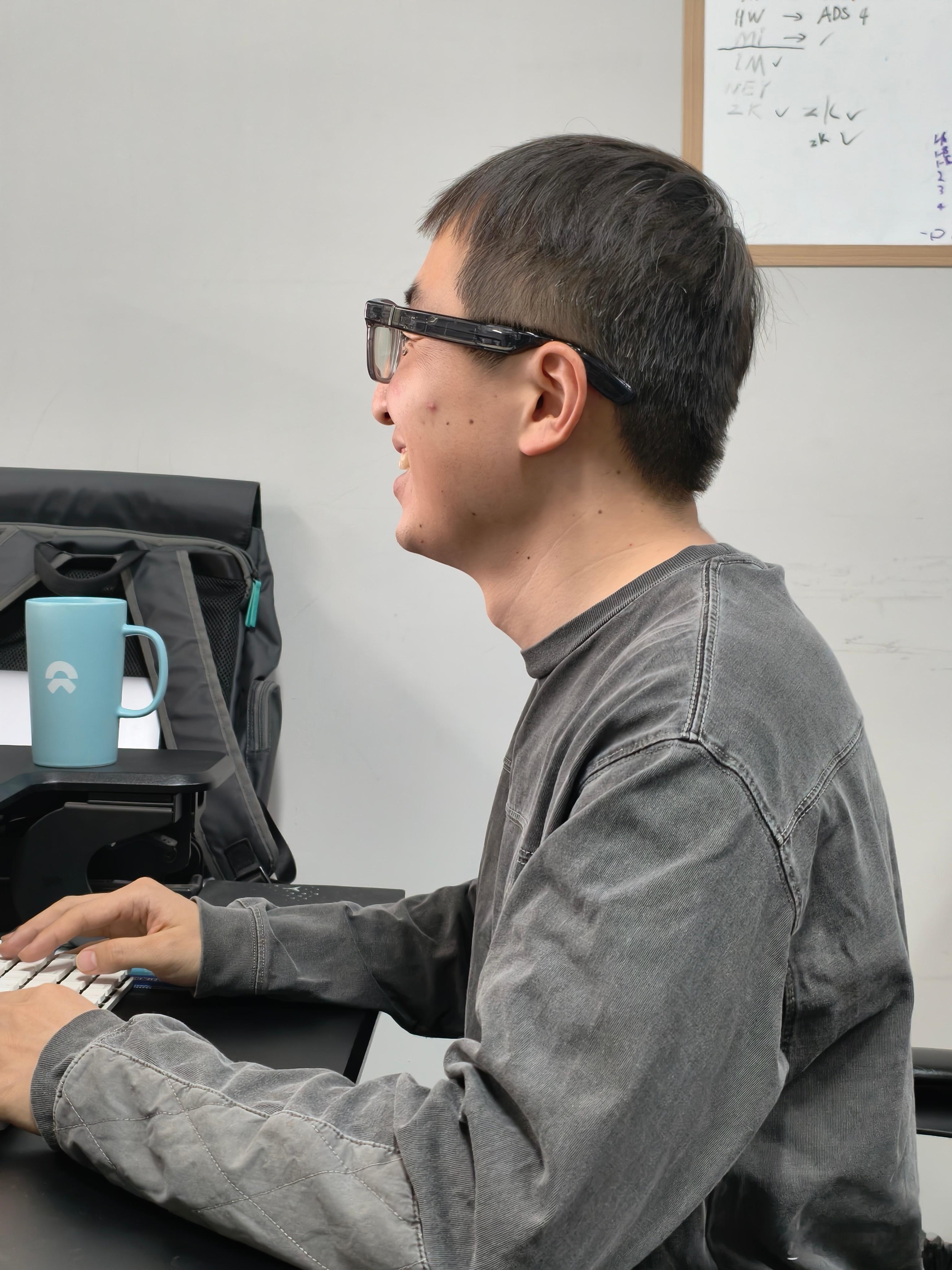 说 FSD 的视频标题想了一半了，让我帮忙想想另一半。我问你那一半是啥，他说「深