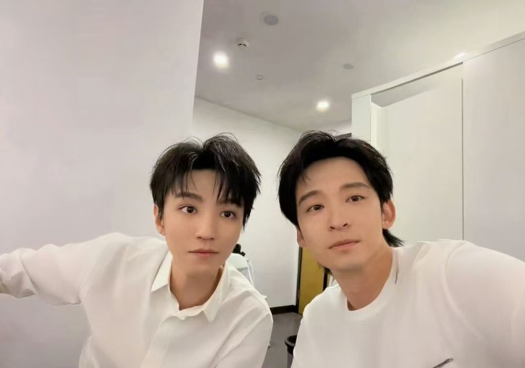王俊凯董子健同框照片被判 AI 合成果然帅哥同框颜值太过优越 王俊凯董子健同框合