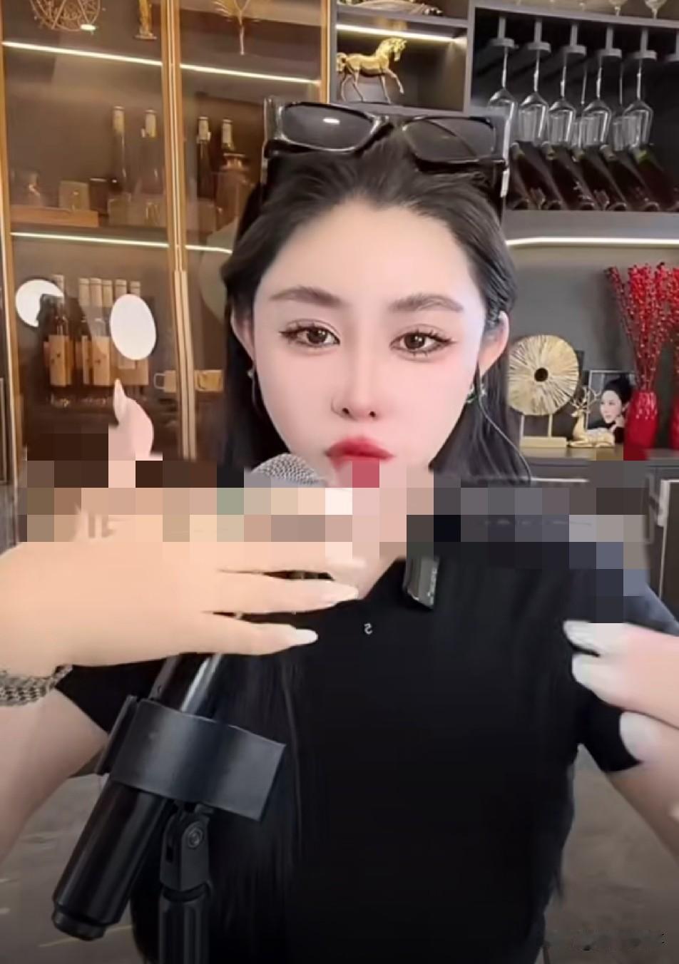 “嫂家”奶牛飞三亚当面向张二嫂低头认错，泪崩忏悔已达成和解。表态愿终身效忠嫂家，