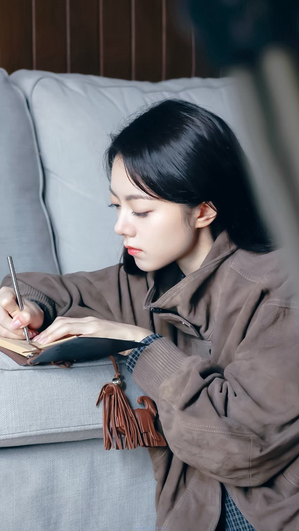 赵今麦赵今麦徐迟 🌾赵今麦无可替代“我炙热明媚的爱，未曾泯灭，当花瓣吹落耳畔，