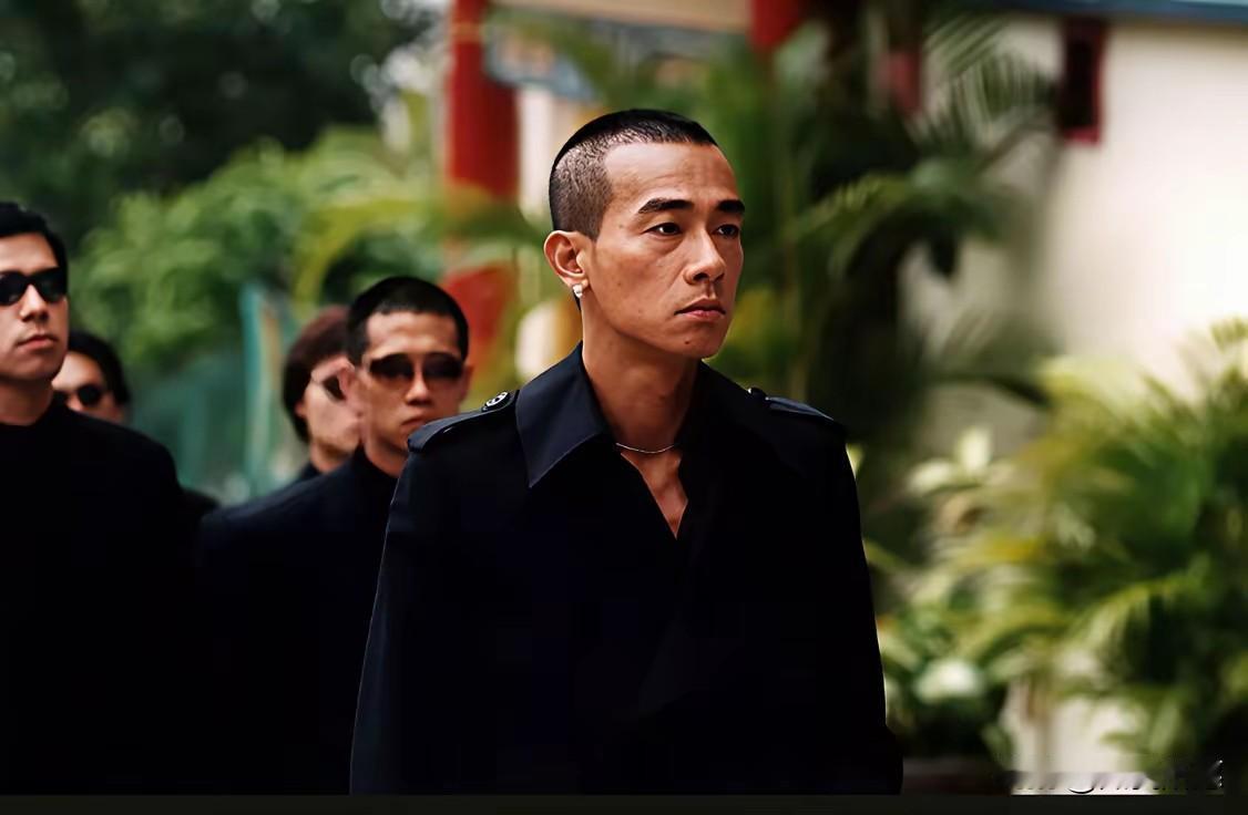 说出来你可能不信，
“山鸡哥”陈小春
在另一个赛道上已经默默耕耘十年了。

最近