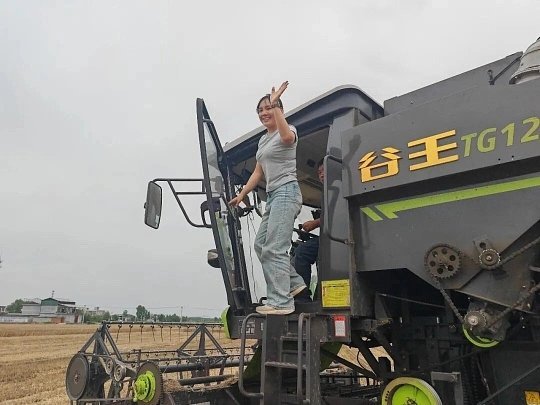 00后姑娘两年练成收割机老把式小小年纪志气不凡，不怕日晒风吹，扎根田间苦练本领，