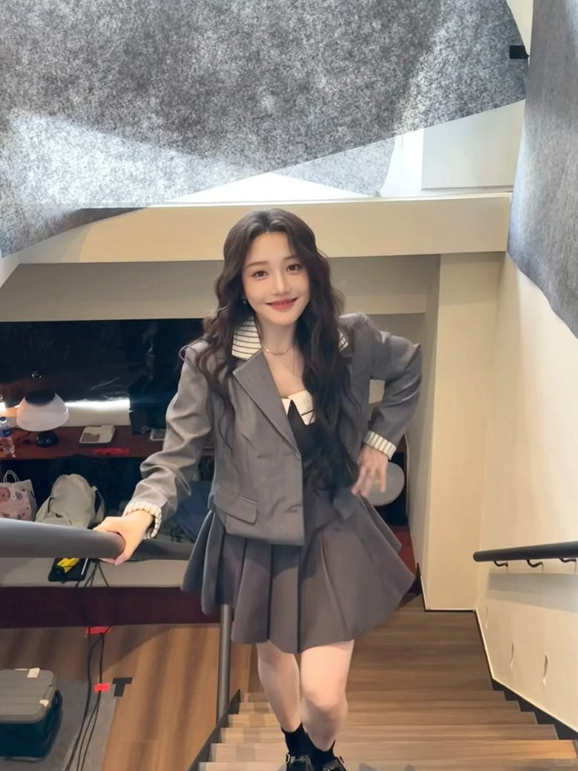 姜贞羽希望自己看起来不像演的无限超越班 搪瓷杯是道具，报纸是道具，但姜贞羽想证明