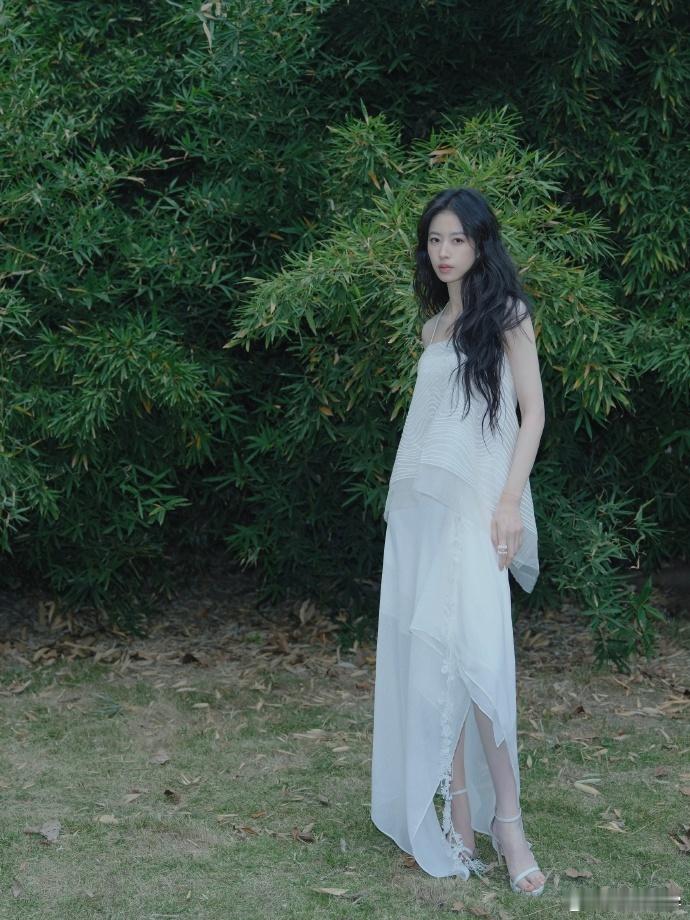 周雨彤谭松韵这个对视笑周雨彤对谭松韵笑周雨彤在舞台上展现出的自信与活力，让我深深