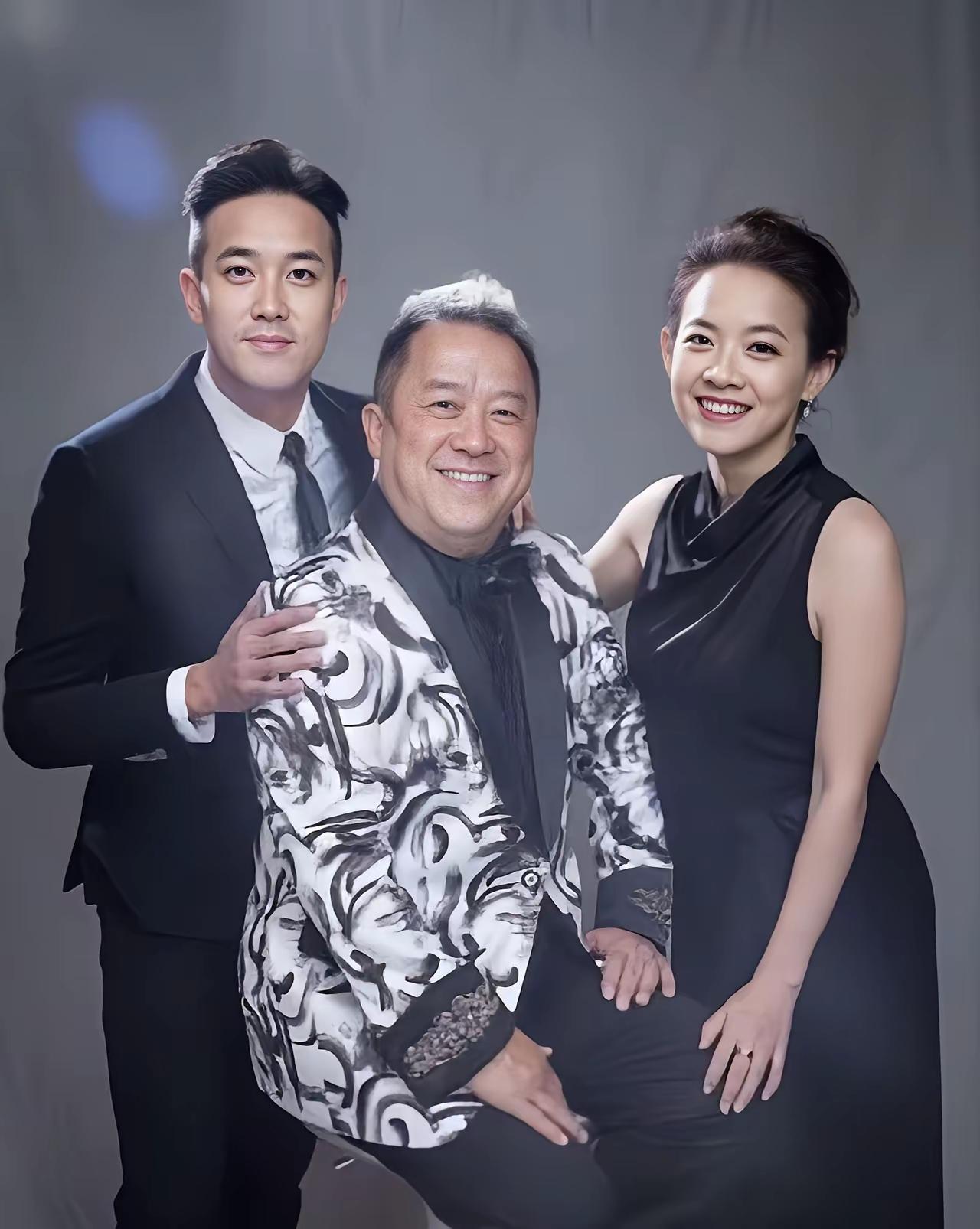 娱乐圈奇人曾志伟。他的长像一言难尽。他身材不高，更淡不上什么演技，说话声音也让人