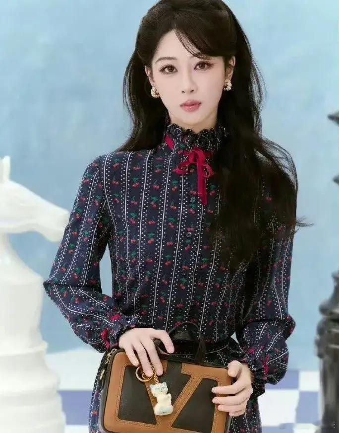 杨紫真的越来越漂亮了，经常会被现在的她美到，又白又瘦又美[送花花] ​​​