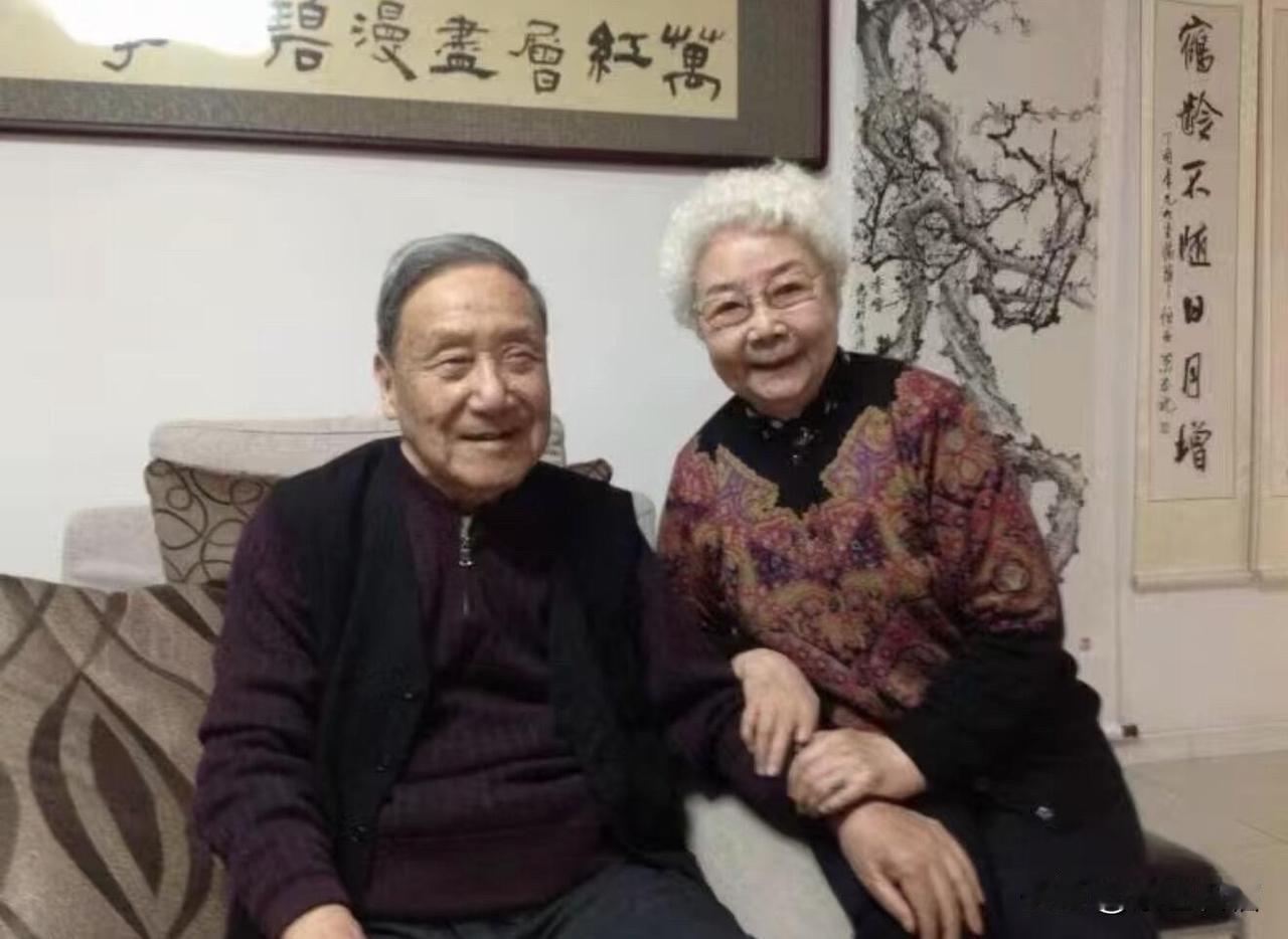 98岁的电影表演艺术家田华老师去看望102岁的诗人和剧作家贺敬之。贺敬之是白毛女