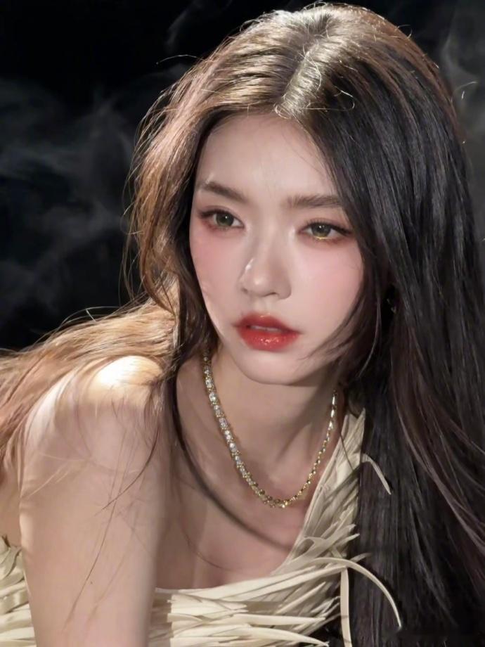是谁又被林允美到失语林允这组图可以直接当封面 翻开林允这组氛围感大片瞬间被狠狠惊
